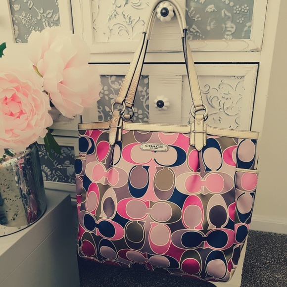 Coach Handbags - 🖤SALE!!Coach Signature Scarf-Print Tote